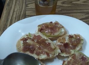 Una foto de Crostinis de jamón serrano, pera y miel