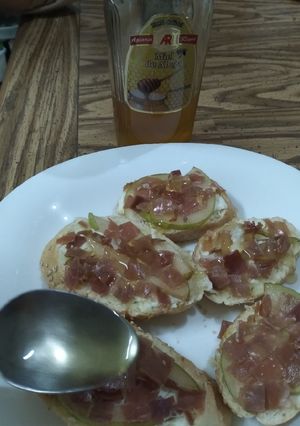 Una foto de Crostinis de jamón serrano, pera y miel