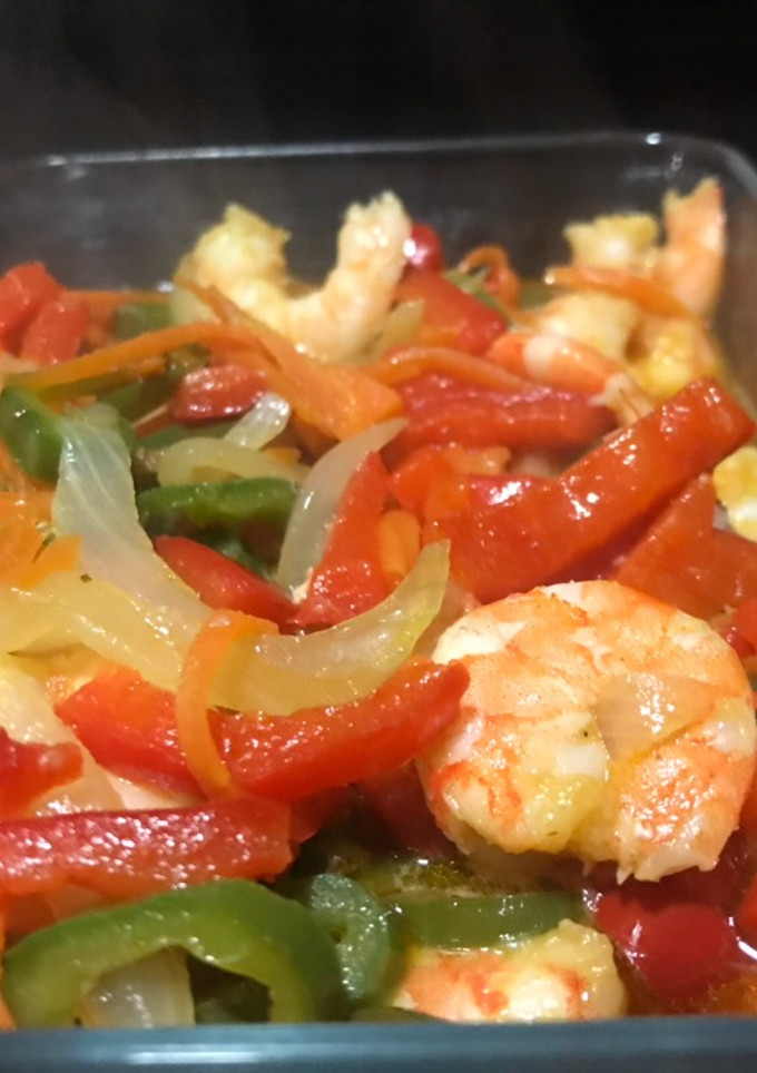Una foto de Verduras con langostinos