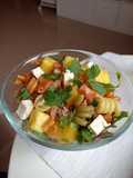 Ensalada de pasta con atún, piña y queso feta. Sencilla y rápida