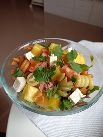 Receta Ensalada de pasta con atún, piña y queso feta. Sencilla y rápida  que Delicioso