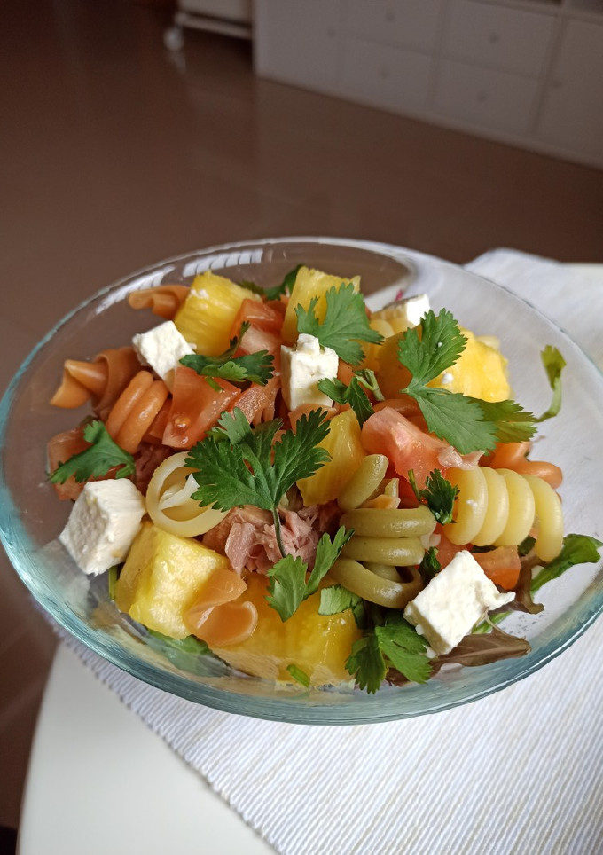 Una foto de Ensalada de pasta con atún, piña y queso feta. Sencilla y rápida