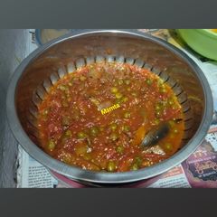 A picture of हरा मटर बैगन टमाटर की सब्जी.