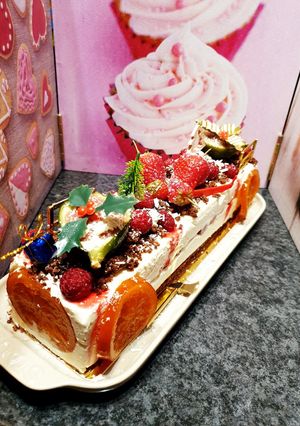 Une photo de Bûche au chocolat blanc coeur framboises 😋 sur son moelleux au chocolat 🍫