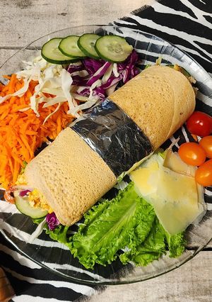 Una foto de 🍳🌯Wrap fresco de vegetales y huevo revuelto 🌯🍳