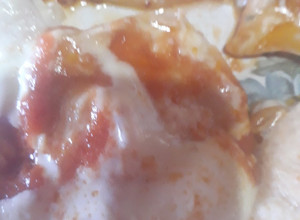 Una foto de Bifes de pollo a la pizza con croquetas de acelga