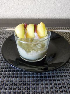 Una foto de Chupito de aguacate con brocheta de mango y jamón de pato