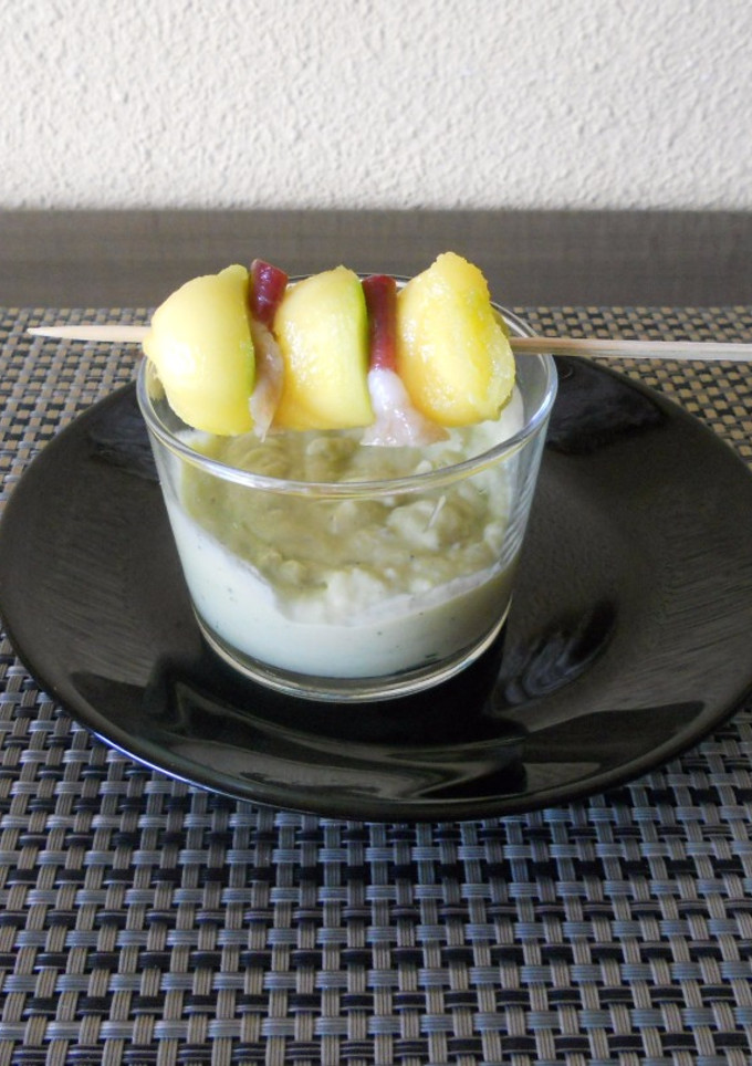 Una foto de Chupito de aguacate con brocheta de mango y jamón de pato