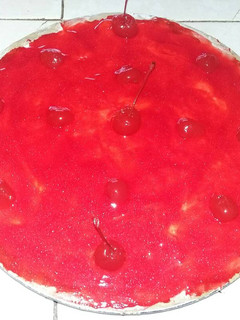 Una foto de Pay de queso con cobertura de cereza