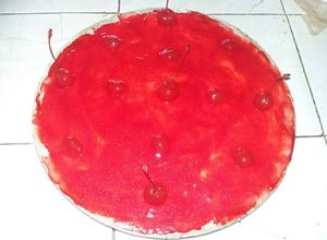 Una foto de Pay de queso con cobertura de cereza