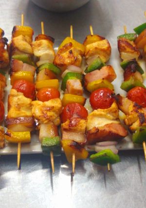 Una foto de Brochetas hawaianas
