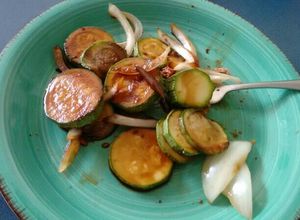 Una foto de Calabacitas tiernas con soya.ॐ