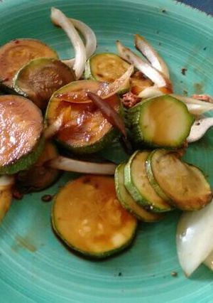 Una foto de Calabacitas tiernas con soya.ॐ