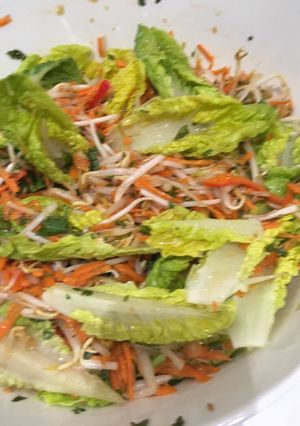 Una foto de Lechuga con zanahoria rallada