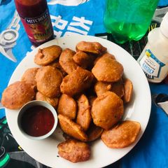 A picture of Aloo ke pakoray.