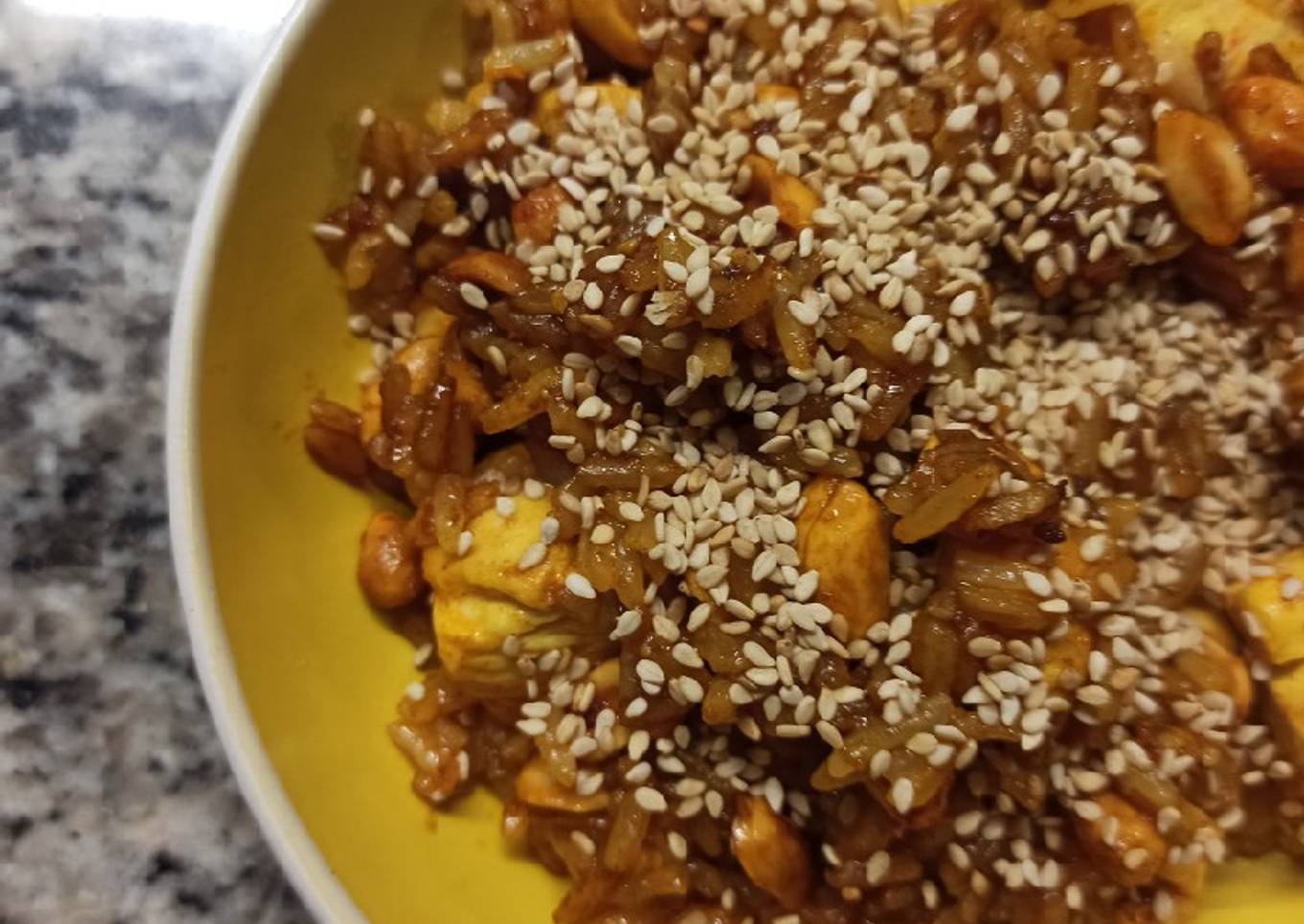 Arroz con pollo y maní