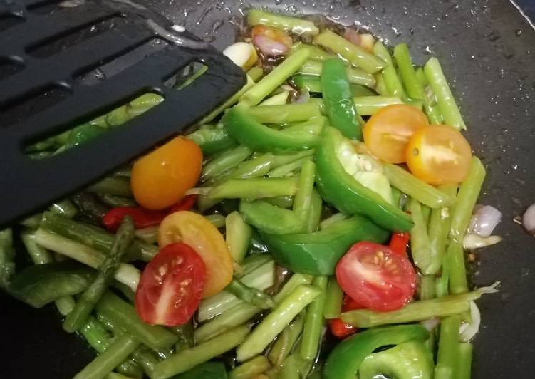 Langkah Mudah untuk Menyiapkan Asparagus goreng sos tiram, Enak Banget