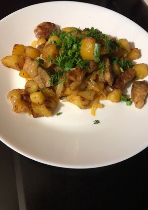 Фото Жареная картошка с мясом и луком.