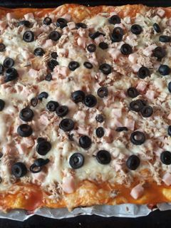 Una foto de Pizza de hojaldre con pavo y atún