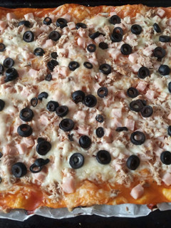 Una foto de Pizza de hojaldre con pavo y atún