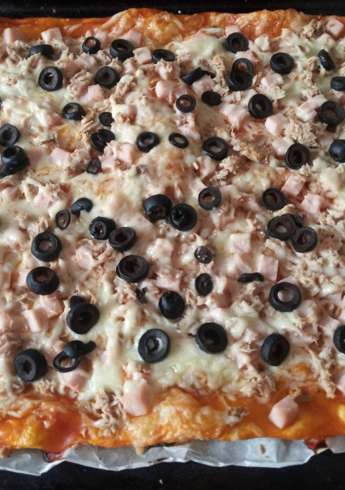 Una foto de Pizza de hojaldre con pavo y atún