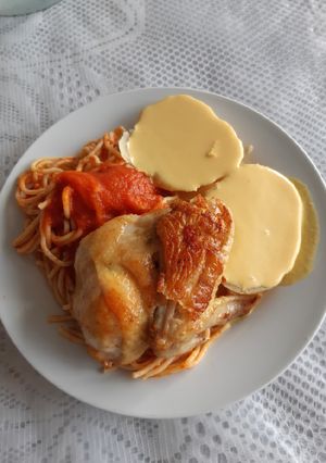 Una foto de Tallarines con pollo y papa a la huancaína