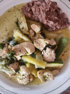 Una foto de Pollo con rajas y calabazas en salsa verde