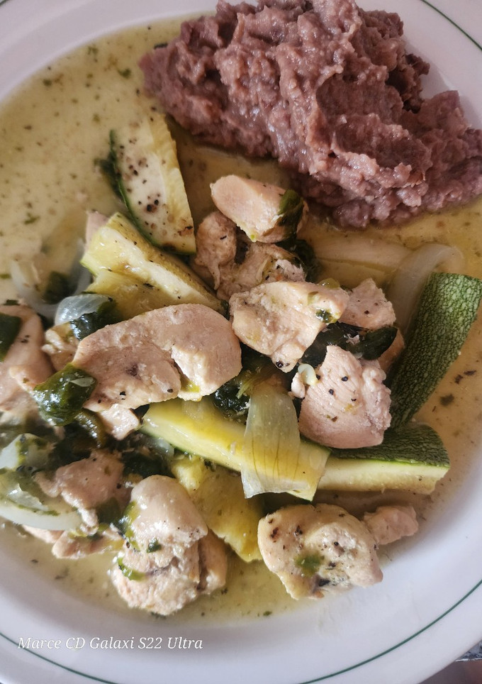 Una foto de Pollo con rajas y calabazas en salsa verde