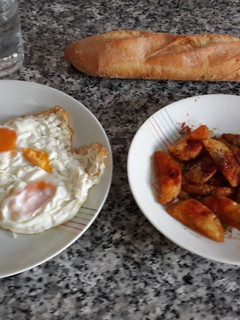 Una foto de Huevos fritos con chistorra y patatas
