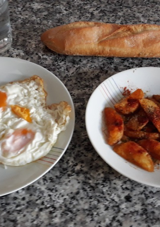 Una foto de Huevos fritos con chistorra y patatas