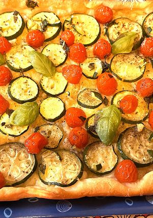 Foto di Focaccia con pomodorini e zucchine