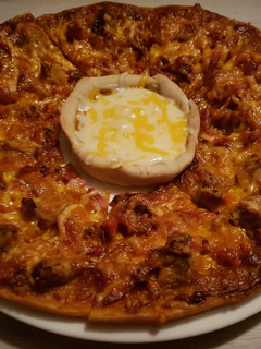 Una foto de Pizza casera y queso fundido