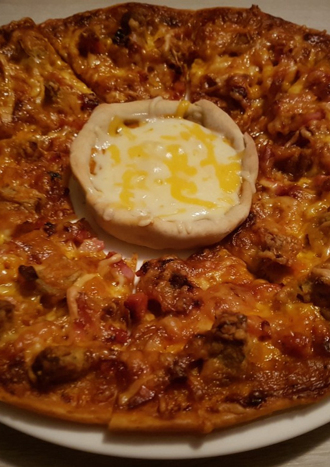 Una foto de Pizza casera y queso fundido