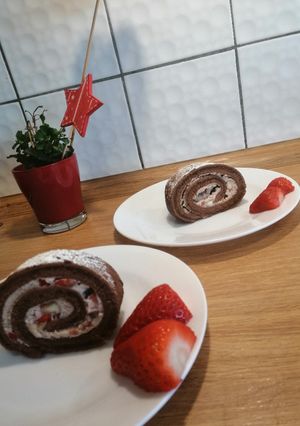 صورة لوصفة سويسرول محشي كريمة وفواكه 🍓🍌