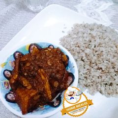A picture of Ofada rice n stew.