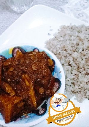 A picture of Ofada rice n stew.