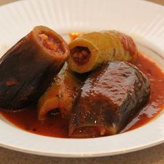 A picture of Mahshi (stuffed zucchini and eggplant).