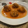 Albóndigas en salsa de calabaza, pimientos y tomate al orégano
