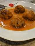Albóndigas en salsa de calabaza, pimientos y tomate al orégano