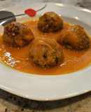 Albóndigas en salsa de calabaza, pimientos y tomate al orégano