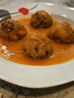 Una foto de Albóndigas en salsa de calabaza, pimientos y tomate al orégano