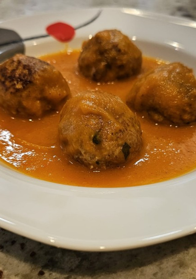 Una foto de Albóndigas en salsa de calabaza, pimientos y tomate al orégano