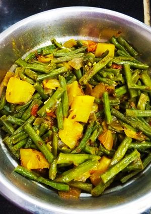 বিন্স আলুর ডালনা (beans alur dalna recipe in Bengali) রেসিপির প্রধান ছবি