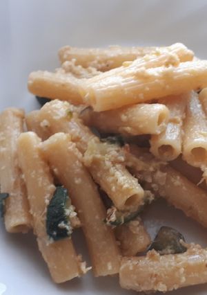 Foto di Pasta di ceci con noci e zucchine