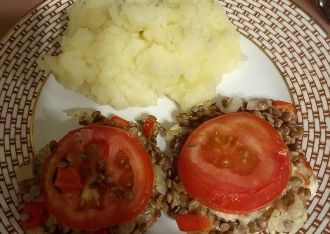 Hamburguesas de lentejas con puré de papas