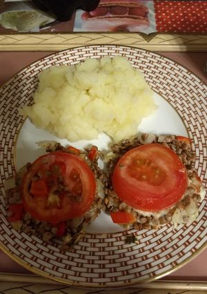 Una foto de Hamburguesas de lentejas con puré de papas