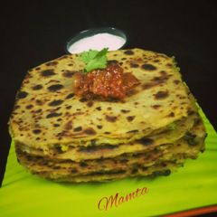 A picture of Aloo-matar-methi paratha.