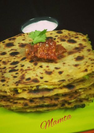 A picture of Aloo-matar-methi paratha.