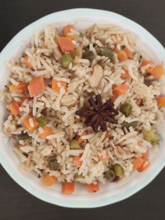 காய்கறி புலாவ் (Vegetable pulao recipe in tamil) செய்முறை முக்கிய புகைப்படம்