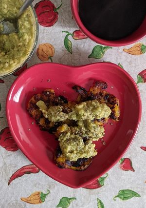 Foto de Banana-da-terra frita com molho de abacate